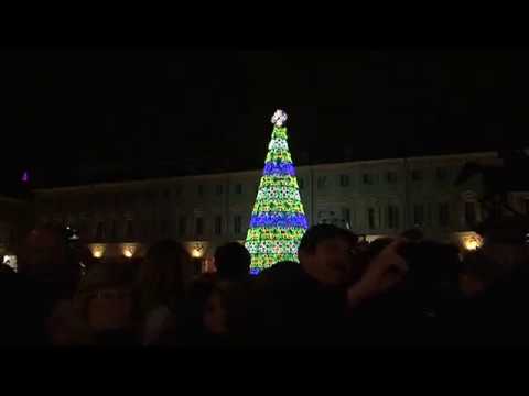 Albero Di Natale A Torino.Spettacolare Accensione Del Grande Albero Di Natale In Piazza San Carlo A Torino Youtube