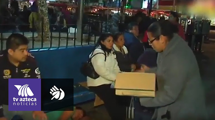 Familias reparten comida a personas que esperan afuera de hospitales
