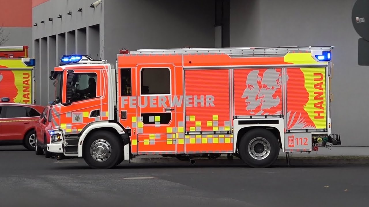 [Neue HLF-Generation BF | Unfall auf der Autobahn] Alarmfahrten am Gefahrenabwehrzentrum in Hanau