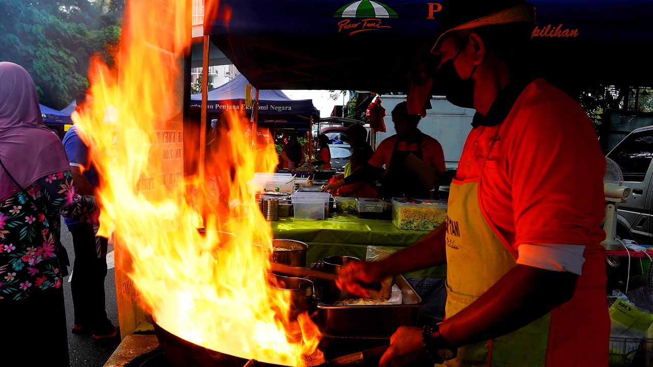 Pasar Tani Kota Damansara | Malaysia Morning Market STREET FOOD - Kuih Mueh, Fried Kuey Teow, Pecal