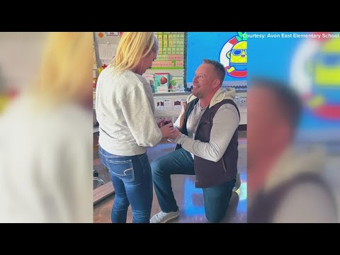 Boyfriend of 2nd grade teacher at Avon East Elementary School proposes in front of students