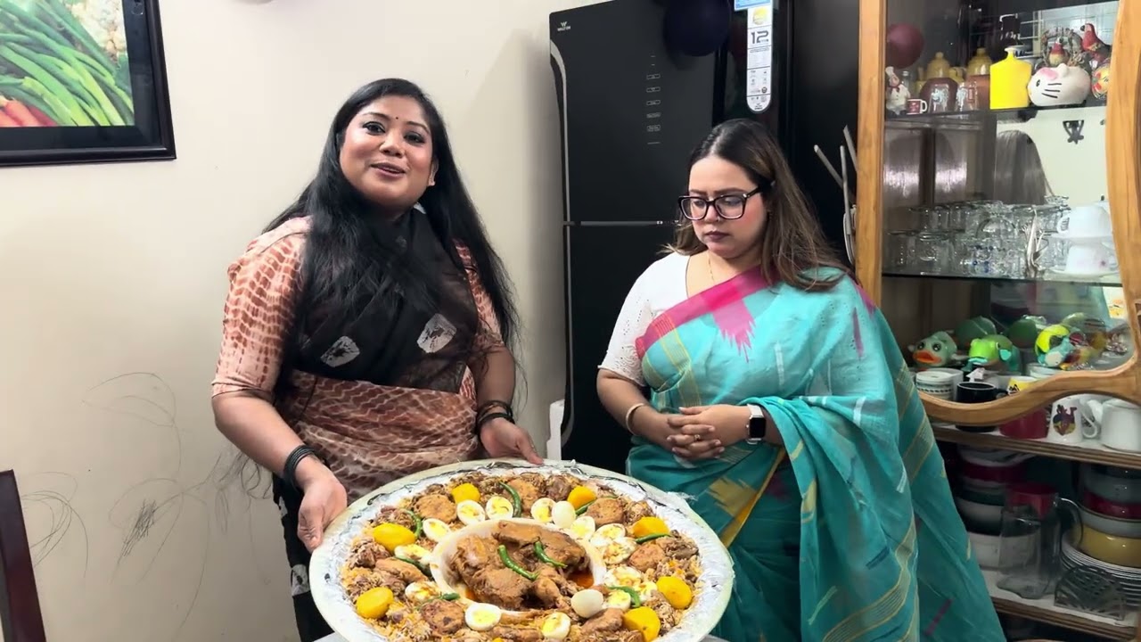 আজ আরেক আপু আমার এবং আমার পরিবারের জন্য দুই ডালা খাবার নিয়ে এসেছে