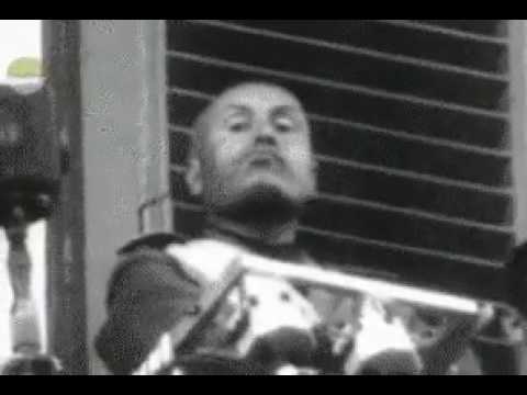 Муссолини на унитазе