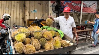 [印尼Vlog#1]棉兰街头三轮车售卖的榴莲，自然成熟掉落，肉色美，香味浓，50000一个贵不贵？
