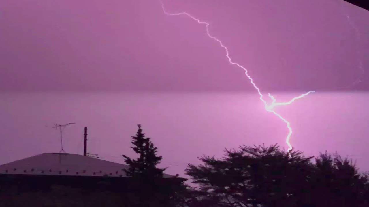 激しいカミナリに停電発生 雷雨と稲妻と落雷の動画 Lightning Strike Thunder Youtube 激しいカミナリに停電発生 雷雨と稲妻と落雷の動画 Lightning Strike Thunder Youtube
