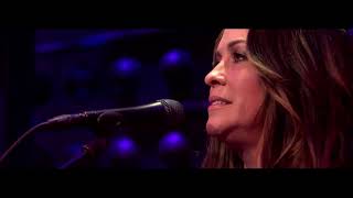 Alanis Morisette - Smiling live.