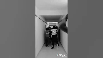 بصي يادنيا انا ضهري زميلي 