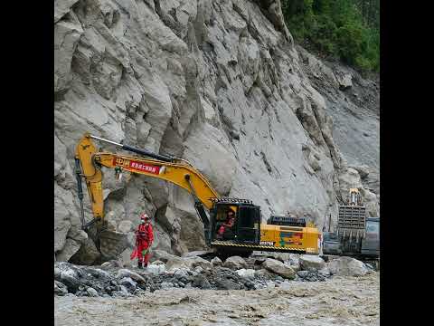Rescuers clear main road to 1.1 km from Gyirong Port