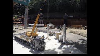 LIEBHERR LTM 1220-5.2 Pneukran stellt eine Antenne auf