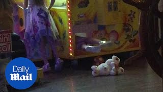Little girl gets stuck inside claw machine when looking for a teddy screenshot 4