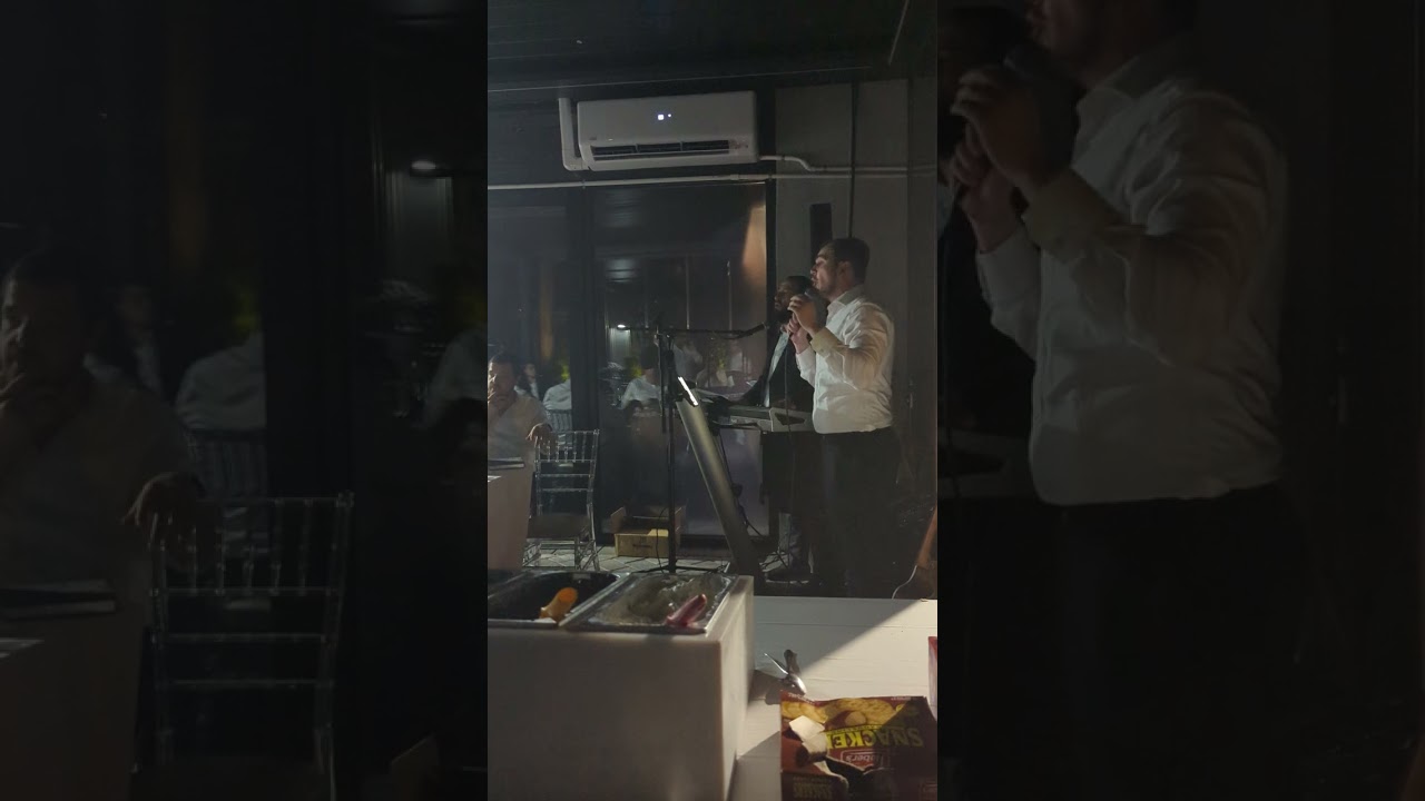 מלך מאזין שעוה על ידי הזמר הידוע חיים וולדמן