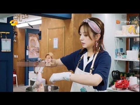 《中餐厅》赵薇做饭时的一个小习惯，引发网友热议，网友：很敬业