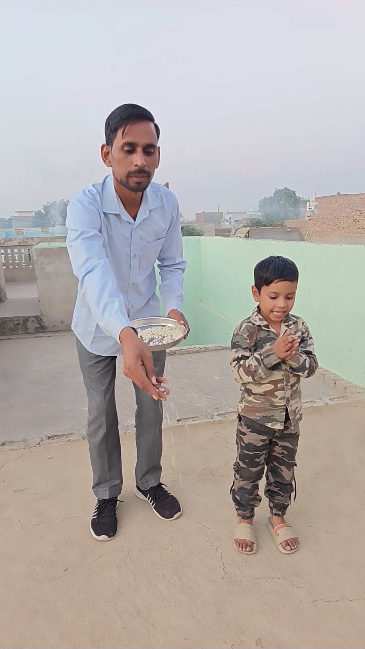Papa aur Shantanu Ne kabutar ko Dana dal Diya #shorts