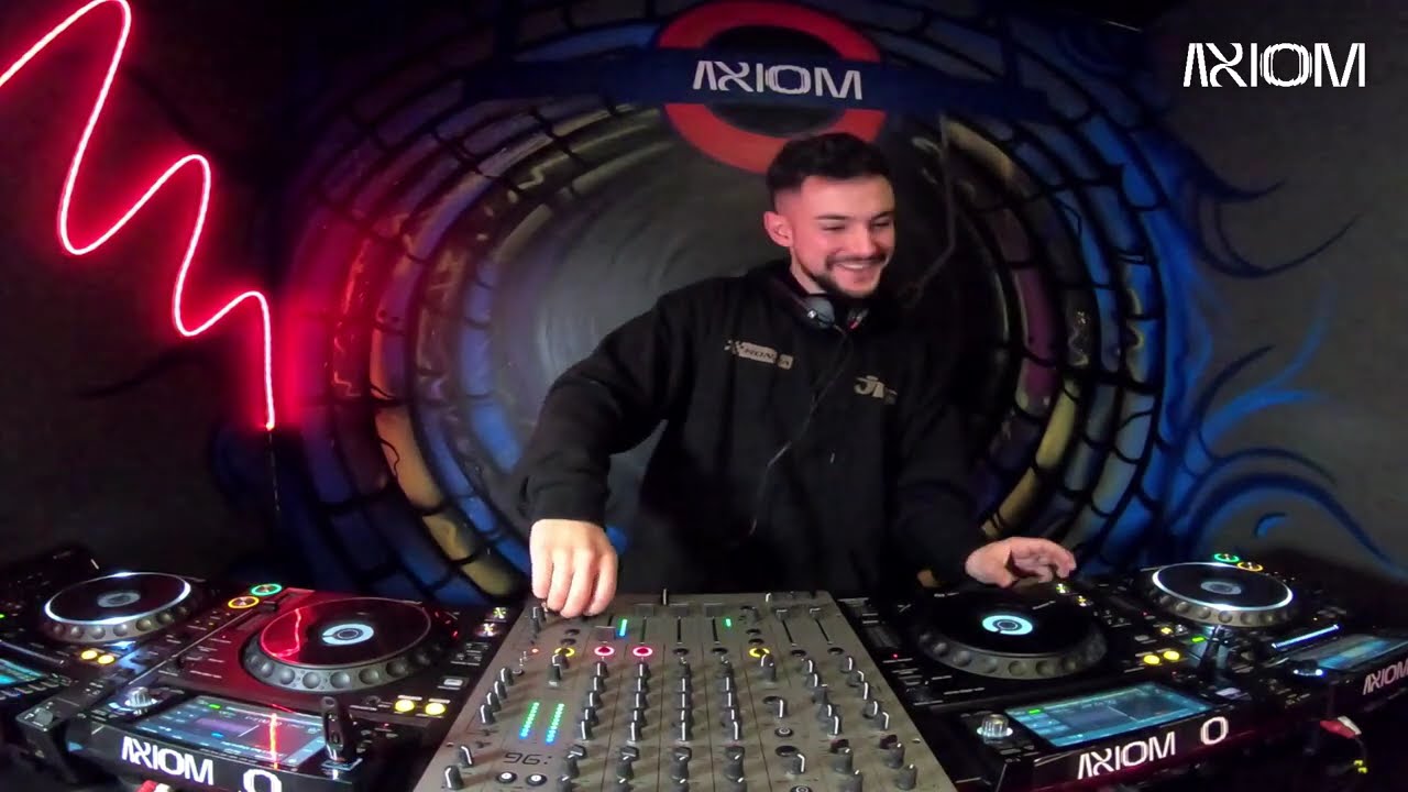 TI.KI | Minimal deep Tech set at Axiom - Madrid