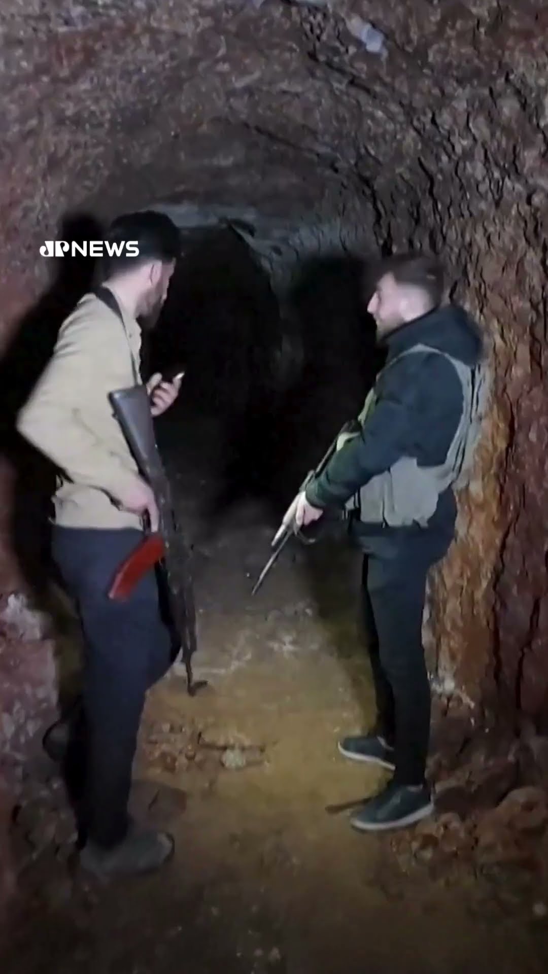 Rebeldes ocupam túneis deixados pelas forças curdas em Tel Rifaat, no norte da Síria #shorts