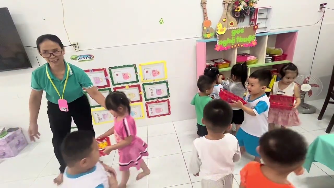 HĐVĐV: Xâu vòng hột hạt, lớp nhà trẻ 25-36 tháng, GV Ngọc Diễm, Trường MN Bàu Đồn TM TN