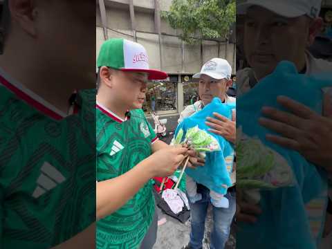 Ayudando a señor que vende paletas con bebé en la calle 🍭 #ayudando #pideayuda