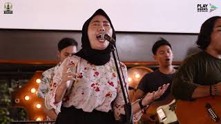 Video thumbnail of "Amigdala - Ada Yang Lebih Tabah Dari Hujan Bulan Juni [LIVE at MUSICEGO]"