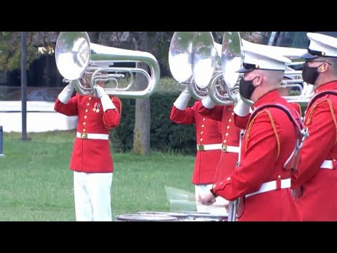 Video TIẾN BƯỚC DƯỚI QUÂN KỲ | DÀN QUÂN NHẠC QUÂN ĐỘI MỸ - YouTube