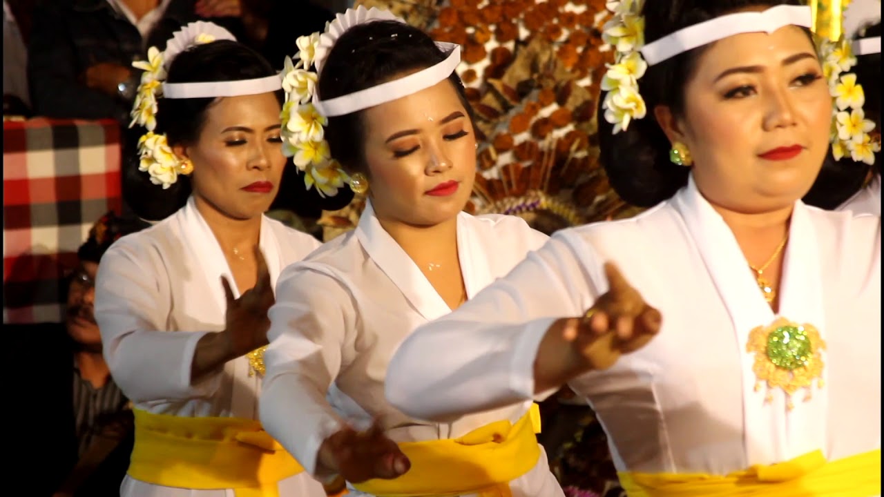 Rejang renteng Gamelan angklung Br Mertsari Bag 1 Desa Pujungan - YouTube
