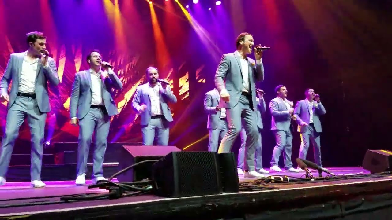 STRAIGHT NO CHASER Performs THE LION SLEEPS TONIGHT Cover at Comerica Theatre in Phx, AZ 8/11/2017