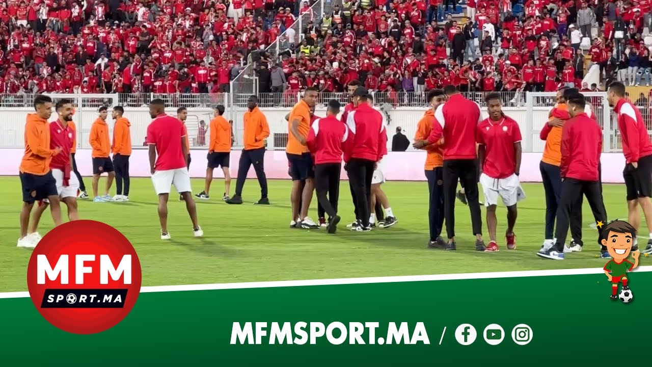 عناق وروح رياضية عالية بين لاعبي الوداد ونهضة بركان وحديث مطول بين أغلبهم بعد تفقد أرضية الملعب