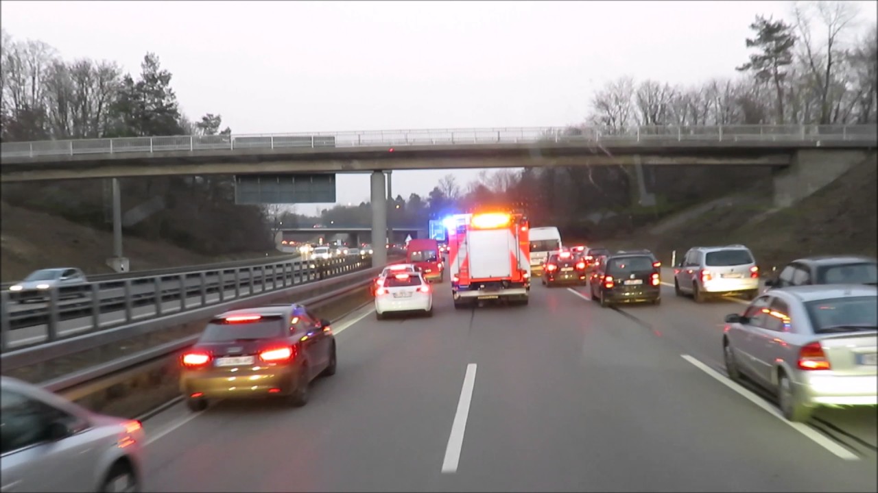 Autofahrer fährt durch Rettungsgasse zurück - Kein Einzelfall