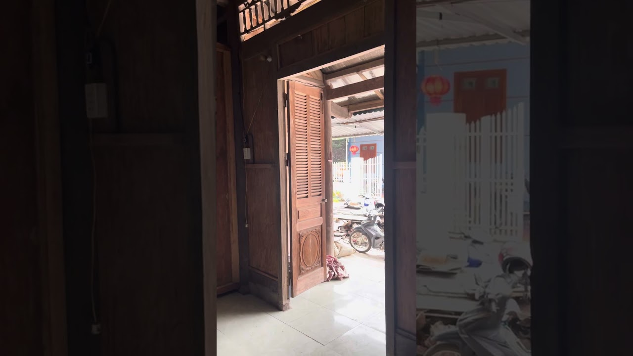 Nếp nhà cổ 3 gian toàn bộ bằng gỗ nghiến.nhà thiết kế cao,rộng ,giá rẻ LH em Duyên:0986866943