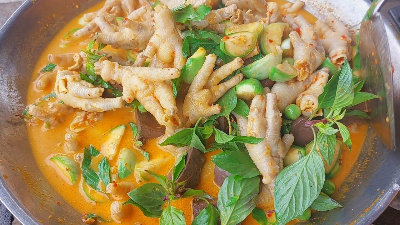 แกงตีนไก่ใส่มะเขือ เคล็ดลับวิธีแกงมะเขืออย่างไรไม่ดำ กินคู่กับขนมจีนเข้ากันสุดๆ