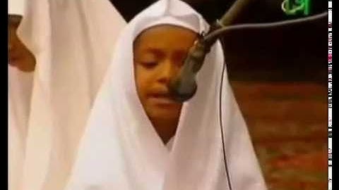 مقطع يبكي الحجر طفل يقرأ القرآن بخشوع من سورة الحديد