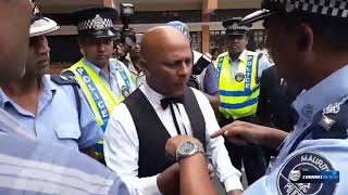 Mr malin à un policier : « Don’t  touch me Sir »