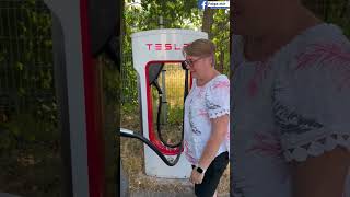 Laden am #Tesla #Supercharger in Pilsen in der Tscheschichen Republik #elektromobilität Resimi