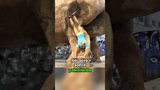 Dev Dinozorun İçine Telefonunu Düşürdü