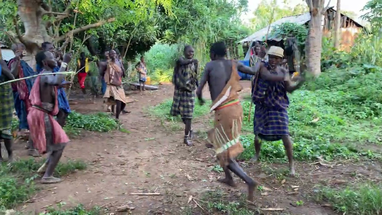 ETHIOPIA - SURMA DANCING