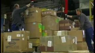 Handling boxes with vacuum lifting