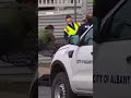 La policía rescata a un oso atrapado en lo alto de un árbol