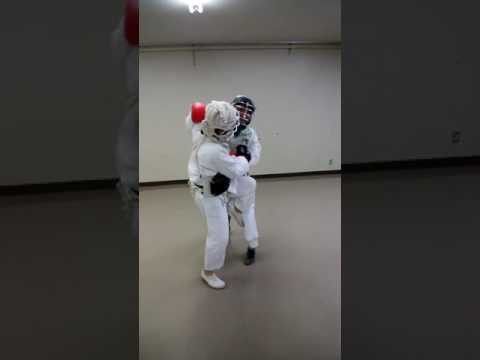 豊橋　実践拳法教室佐藤塾での練習 です。飯尾３段VS中村３級