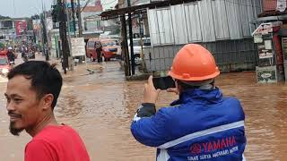 Angkot K-02 Isuzu Panther , bersiap terjang banjir. 1 Januari 2020