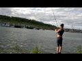 Случай на рыбалке девушка пытается поймать горбушу.