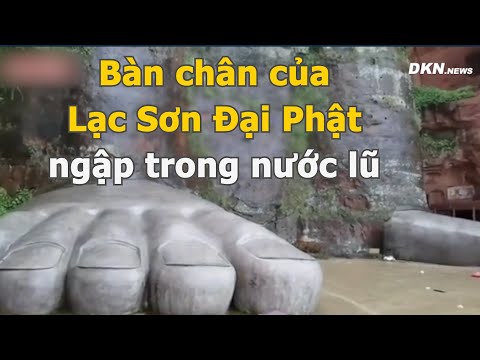 Video Bàn chân của Lạc Sơn Đại Phật ngập trong nước lũ và 4... - youtube