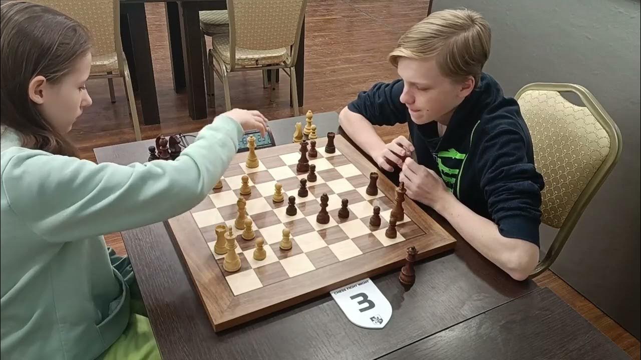 Учить играть в шахматы. Правила игры в шахматы для начинающих как ходят фигуры. Ходы в шахматах для детей. Как ходят шахматы для начинающих детей. Дети играют в шахматы.
