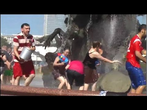 Wasserschlacht am Neptunbrunnen Berlin