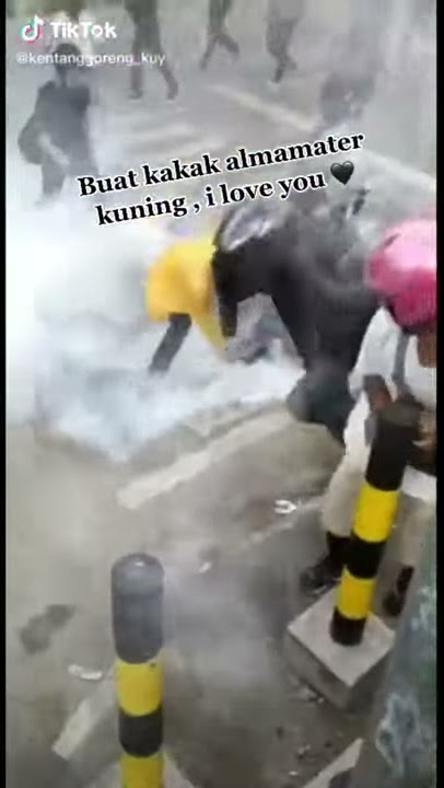 lempar balik gas air mata demo tolak uu omnibuslaw/ video tiktok