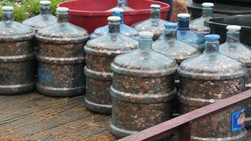 This Guy Saved Pennies For 45 Years  Then He Cashed Them In – And Their Total Is Astounding