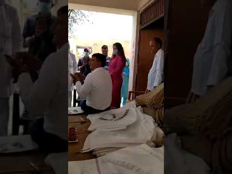 सोनाली फोगाट ने बालसमंद में मार्केट कमेटी के सचिव को जड़ा थप्पड़, अभद्रता का लगाया आरोप - video from Newsd