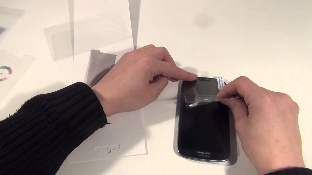 Z flip пленка. Samsung Galaxy s 3 наклеить защитное стекло. Защитная пленка (глянцевая) Samsung Galaxy s3 (i9300). Защитная пленка Samsung для z Fold 4. Наклеить пленку на телефон.