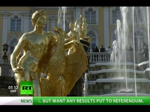 Video: Peterhof - Ruský Versailles