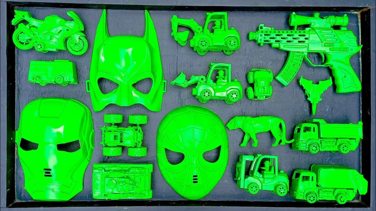 Membersihkan mainan mobil balap, excavator, ironman, batman, kereta, pesawat, tank baja, spiderman