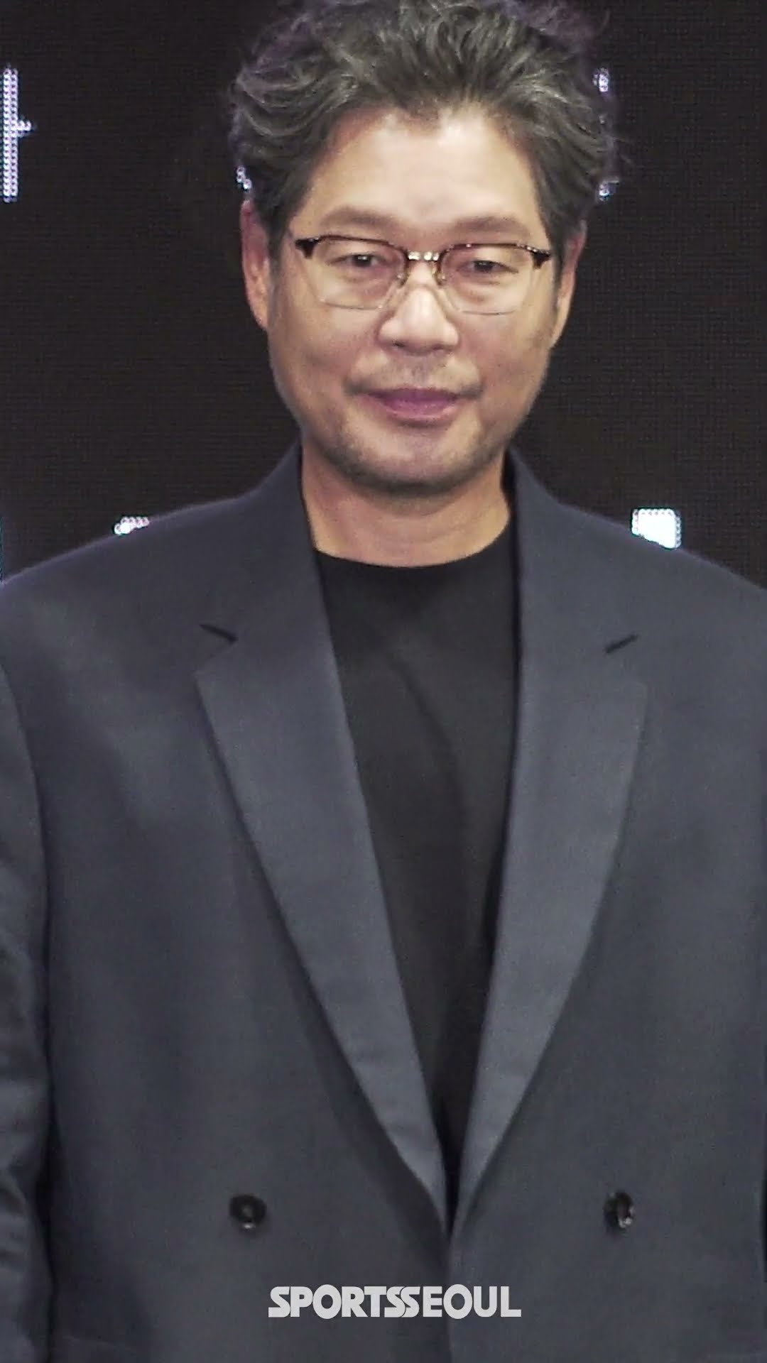 유재명, 젠틀한 코디에 훈훈한 중년미