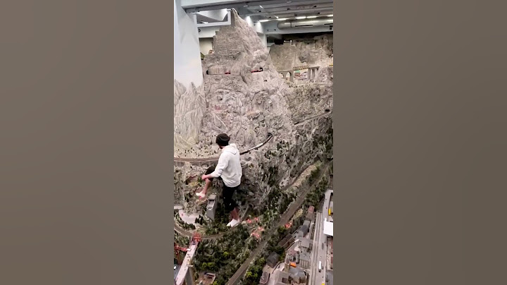Giants at Miniatur Wunderland 😂😂😂 #trains #modelrailway #rockclimbing #parcours #miniature